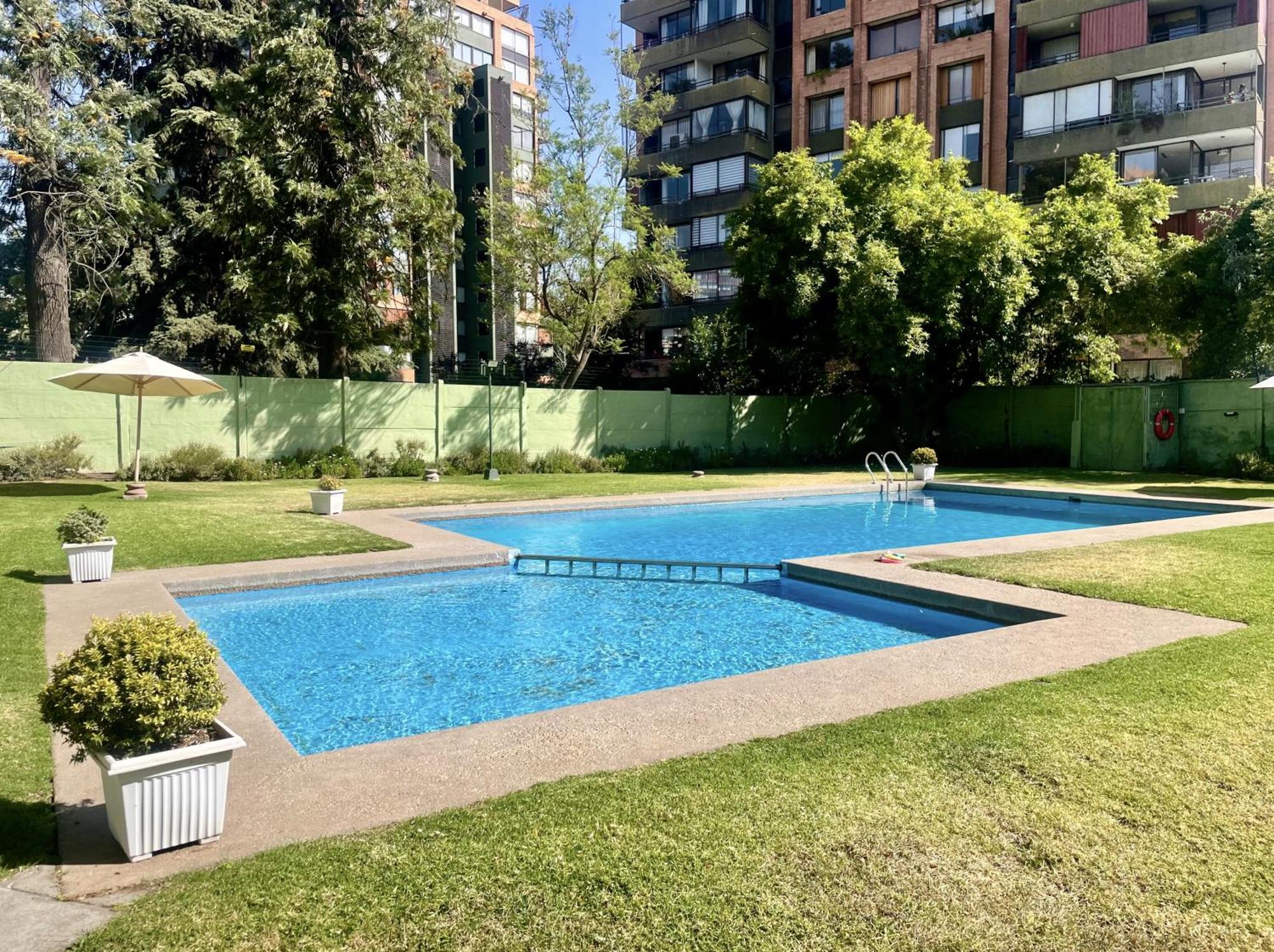 Condes Con Piscina Y Estacionamiento *